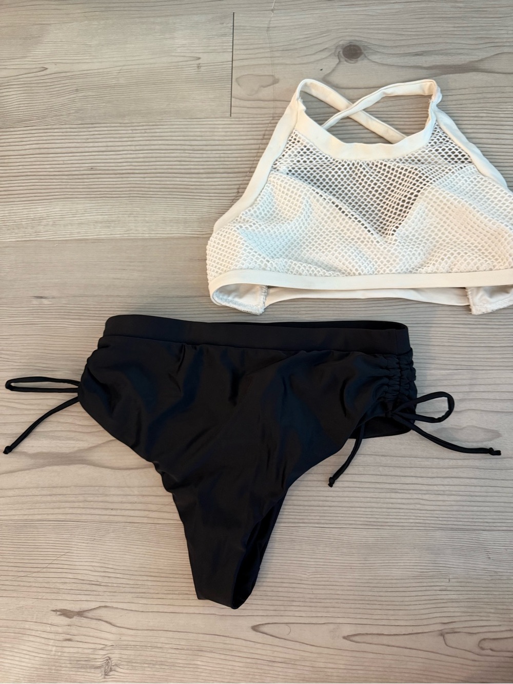 Bag of bikinis & swimsuits - Picture 8 of 9